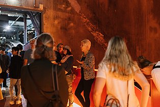 Führung durch die Dauerausstellung Besucher und Besucherinnen werden durch das Museum geführt
