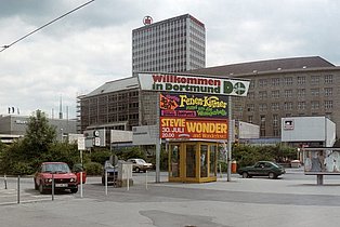 Panoramaaufnahme vom Bahnhofsvorplatz in der Dortmunder Innenstadt im Jahr 1985. 