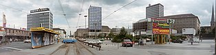 Diether Münzberg: Bahnhofsvorplatz, Dortmund-Innenstadt, 1985  Panoramaaufnahme vom Bahnhofsvorplatz in der Dortmunder Innenstadt im Jahr 1985.