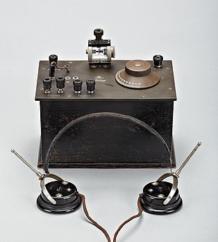 Detektor-Radioempfänger mit Kopfhörer, um 1924