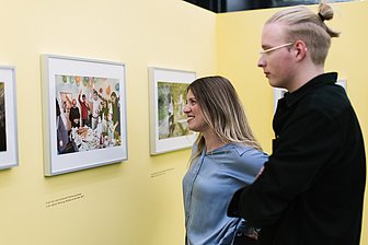 Menschen in der Ausstellung Brigitte Kraemer wie man lebt, wo man lebt.