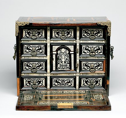 Aufnahme eines Kabinettschränkchens mit Jagdmotiven aus dem 17. Jahrhundert.