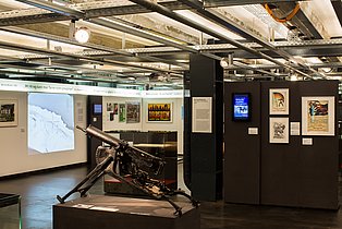 Die Aufnahme zeigt einen Blick in die Ausstellung, Abteilung "Krieg".