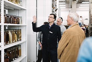 Menschen bei einer Führung im Schaudepot