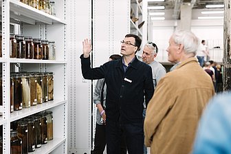 Menschen bei einer Führung im Schaudepot