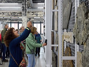 Menschen im Schaudepot