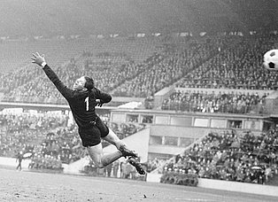 Unstoppable shot by Hartmut Heidemann (MSV Duisburg) on Schalke goalkeeper Josef "Jüppken" Elting, Duisburg, 19.02.1966; © Horstmüller / Foto: Marianne Müller Schalke goalkeeper Josef "Jüppken" Elting flies through the air, but the ball from Duisburg's Hartmut Heidemann goes unstoppable into the goal. On 19 February 1966