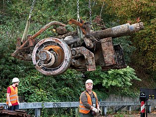 Essen-Nordviertel, Pferdebahnstraße. Abtransport der Lafette eines Mörsergeschützes von der Fundstelle durch die Firma Die Schmiede 