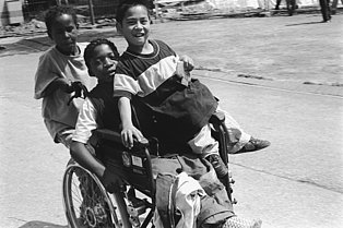 Kinder aus Angola und Vietnam im Friedensdorf International, Oberhausen 2003 