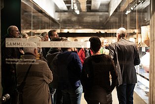 Besuchergruppe in der Dauerausstellung des Ruhr Museums während einer Führung.