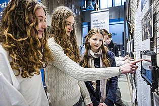 Schülergruppe in der Ausstellung Unter Tage. Unter Zwang.