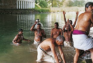 Hinduistische Zeremonie im Datteln-Hamm-Kanal, Sri Kamadchi Ampal Tempel, Hamm 2005 