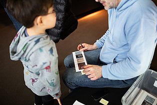 Ein Kind und ein Erwachsener lösen Aufgaben im Ruhr Museum.