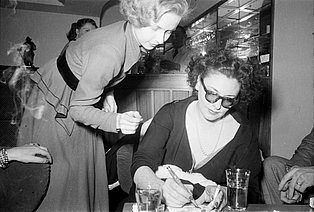 Zarah Leander gibt Autogramme bei der Uraufführung des Films „Gabriela" in der Essener „Lichtburg“, 1950 