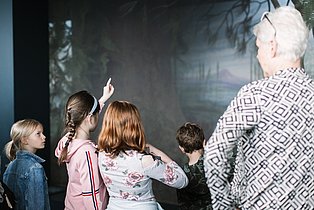 Kinder im Museum
