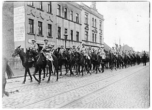 Französische Kavallerie reitet durch eine Straße in Buer im Jahr 1923.
