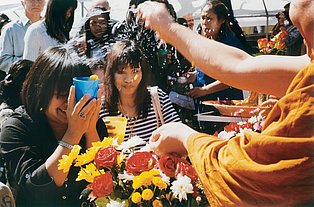 Buddhistisches Neujahrsfest (Songkran) im Tempel Wat Dhammabharami, Dortmund 2009 Zwei Frauen nehmen an einer Zeremonie teil.