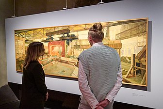 Menschen stehen vor einem Gemälde in der Sonderausstellung