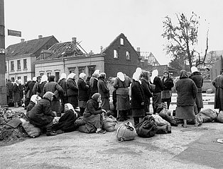 Ankommende ukrainische Zwangsarbeiterinnen in der Ellernstraße, Essen, um 1942 