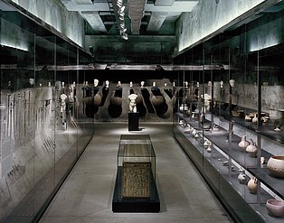 Einblick in die archäologische Sammlung des Ruhr Museums in der Dauerausstellung auf der 6m Ebene, Geschichte. 
