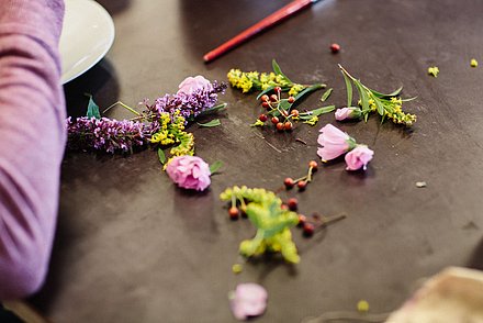Nahaufnahme von gepflückten Blumen, die im Workshop verwendet werden.