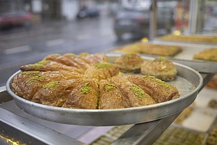 Teller, der mit Baklava gefüllt ist.