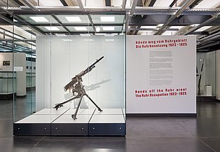 The photo shows an insight into the exhibition "Hands off the Ruhr area! The Ruhr Occupation 1923-1925". One of the 200 exhibits of the exhibition can be seen: a Hotchkiss M1914 machine gun.