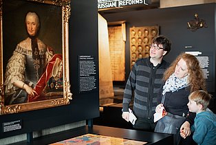 Eine Familie betrachtet ein Gemälde in der Dauerausstellung des Ruhr Museums.