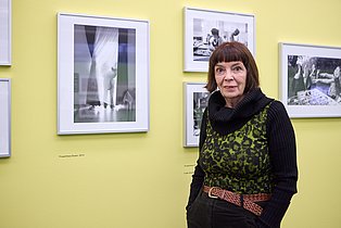 Brigitte Kraemer in der Ausstellung