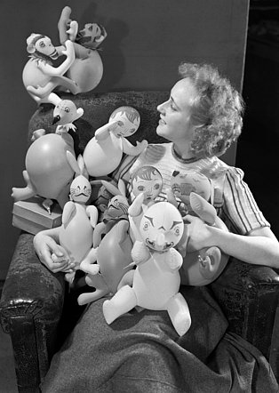 Produktaufnahme von aufblasbaren Gummitieren und -puppen, Radium Gummiwerke, Köln, August 1954