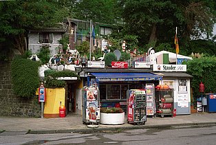 Uriger Ruhrgebiets-Kiosk an der Straße.