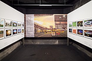 Das Foto zeigt einen Einblick in die Sonderausstellung „Mythos und Moderne. Fußball im Ruhrgebiet”.
