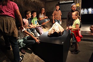 Kinder entdecken mit ihrer Lehrerin die Dauerausstellung des Ruhr Museums.