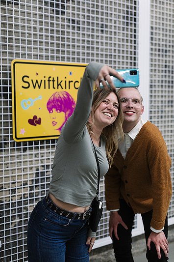 Selfie mit dem Ortschild "Swiftkirchen", © Ruhr Museum / Andrea Kiesendahl