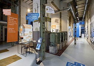 Raumansicht der Ausstellung Unter Tage. Unter Zwang.