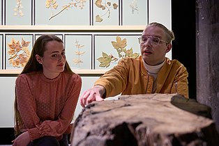 Menschen in der Sonderausstellung "überLeben in der Eiszeit" 