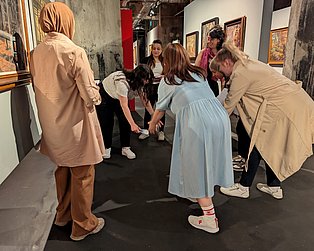 Teilnehmerinnen in der Ausstellung