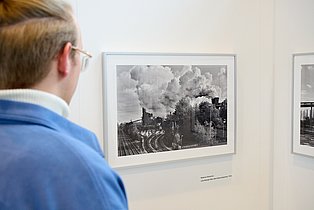 Gäste in der Sonderausstellung "Zollverein. Architekturfotografien von Bernd Langmack" 