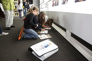 Kinder während der Rätsel-Reise im Ruhr Museum.
