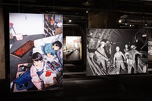 Fotografien von Ergun Çağatay in der Ausstellung.