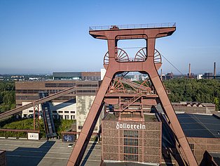 Aufnahme des UNESCO-Welterbes Zollverein. Abgelichtet ist das Fördergerüst des Schacht 12 und das Kohlenwäsche Gebäude des Ruhr Museums.