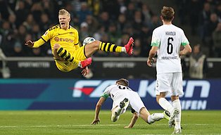 Das Foto zeigt den Dortmunder Spieler Erling Braut Haaland nach einem Zweikampf mit Matthias Ginter im Spiel Borussia Mönchengladbach gegen Borussia Dortmund, Mönchengladbach, 07.03.2020.