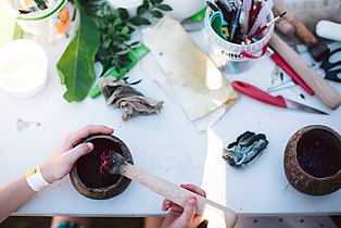 Luftperspektive vom Tisch beim Workshop im Färbergarten des Ruhr Museums.