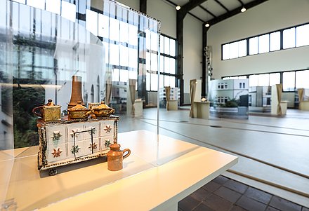 Blick in die Ausstellung "Sechszehn Objekte. Eine Ausstellung zu siebzig Jahren Yad Vashem" 