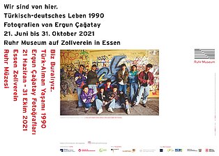 Plakat zur Sonderausstellung „Wir sind von hier. Türkisch-deutsches Leben 1990. Fotografien von Ergun Çağatay“