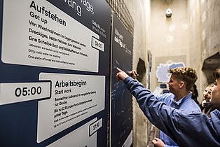 Schülergruppe in der Ausstellung Unter Tage. Unter Zwang.