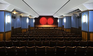 Innenaufnahme eines Kinosaals des Filmstudios Glückauf.