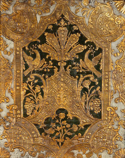 Photograph of a panel of a gold leather wallpaper from the 1st quarter of the 18th century.