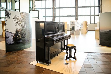 Blick in die Ausstellung "Sechszehn Objekte. Eine Ausstellung zu siebzig Jahren Yad Vashem" 