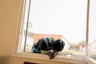 Erschöpfter Guineer in der Außenstelle des Bundesamts für Migration und Flüchtlinge (BAMF), Essen 2017 